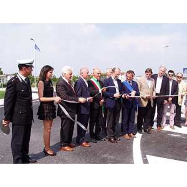 Riccardo Riccardi (Assessore regionale Viabilità e Trasporti) taglia il nastro all'inaugurazione della rotatoria all'incrocio tra la regionale 464 "di Spilimbergo", la provinciale "del Varmo" (via Codroipo) e la via di Rosa, a Cisterna di Coseano. (Coseano 20/05/11)