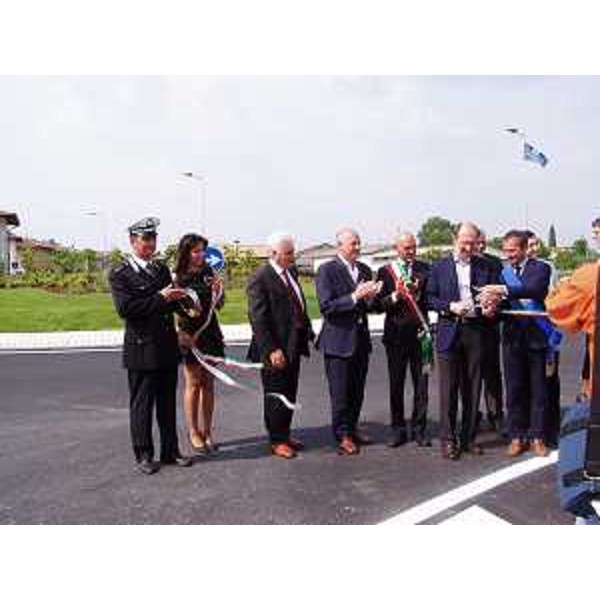 Riccardo Riccardi (Assessore regionale Viabilità e Trasporti) e Fabio Marchetti (Vicepresidente Provincia Udine) tagliano il nastro all'inaugurazione della rotatoria all'incrocio tra la regionale 464 "di Spilimbergo", la provinciale "del Varmo" (via Codroipo) e la via di Rosa, a Cisterna di Coseano. (Coseano 20/05/11)