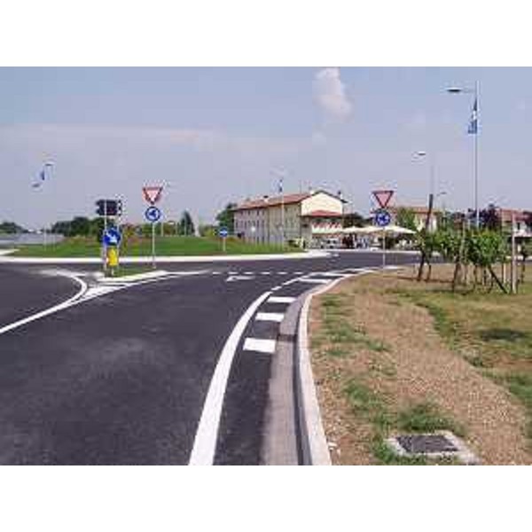 La rotatoria, appena inaugurata, all'incrocio tra la regionale 464 "di Spilimbergo", la provinciale "del Varmo" (via Codroipo) e la via di Rosa, a Cisterna di Coseano. (Coseano 20/05/11)