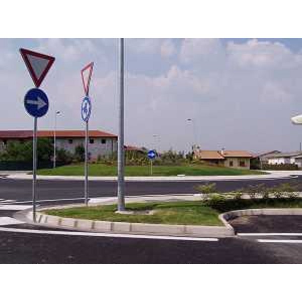 La rotatoria, appena inaugurata, all'incrocio tra la regionale 464 "di Spilimbergo", la provinciale "del Varmo" (via Codroipo) e la via di Rosa, a Cisterna di Coseano. (Coseano 20/05/11) 
