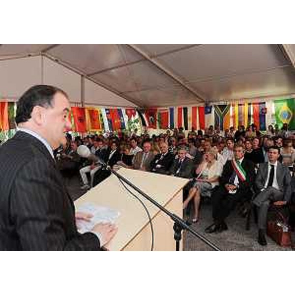 Roberto Molinaro (Assessore regionale Istruzione) interviene alla cerimonia di chiusura del XXIX anno accademico del Collegio del Mondo Unito. (Duino 24/05/11)