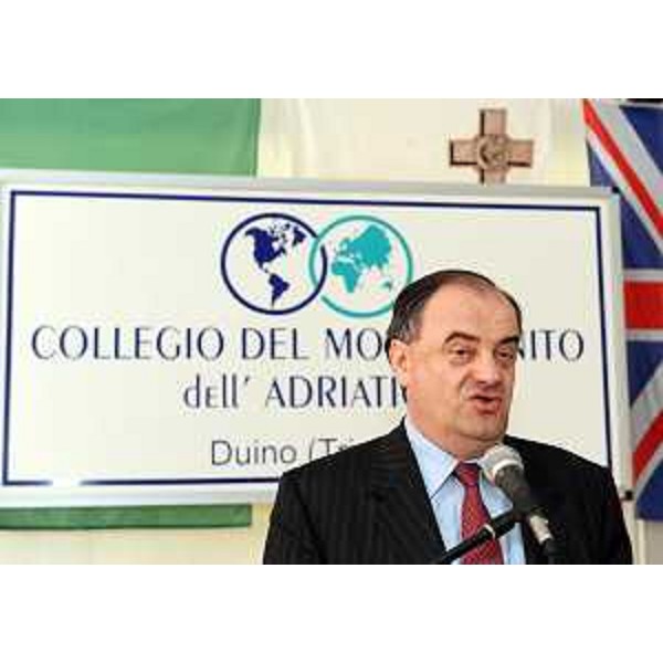 Roberto Molinaro (Assessore regionale Istruzione) interviene alla cerimonia di chiusura del XXIX anno accademico del Collegio del Mondo Unito. (Duino 24/05/11)