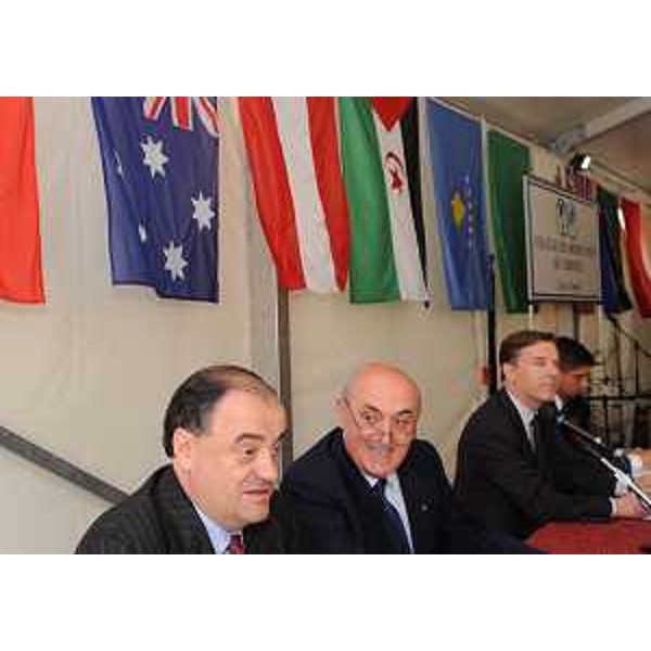 Roberto Molinaro (Assessore regionale Istruzione), Gianfranco Facco Bonetti (Presidente CdA UWC Adriatic) e Peter Howe (Rettore UWC Adriatic) alla cerimonia di chiusura del XXIX anno accademico del Collegio del Mondo Unito. (Duino 24/05/11)