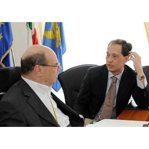 Vladimir Kosic (Assessore regionale Salute, Integrazione sociosanitaria e Politiche sociali) e Luca Ciriani (Vicepresidente FVG e assessore regionale Ambiente, Energia e Politiche Montagna, delegato Protezione civile) nel corso della riunione della Giunta regionale. (Trieste 26/05/11)