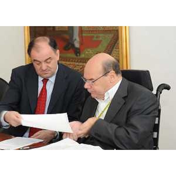 Roberto Molinaro (Assessore regionale Istruzione, Università, Ricerca, Famiglia, Associazionismo e Cooperazione) e Vladimir Kosic (Assessore regionale Salute, Integrazione sociosanitaria e Politiche sociali) nel corso della riunione della Giunta regionale. (Trieste 26/05/11)