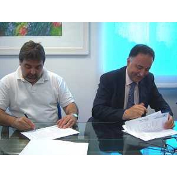 Mauro Pascolini (Direttore Dipartimento Scienze umane Università UD) e Giuseppe Napoli (Vicedirettore regionale Cultura, Sport, Relazioni internazionali e comunitarie) all'atto del rinnovo della convenzione tra Regione FVG e Università di Udine sul progetto AMMER (Archivio Multimediale della Memoria dell'Emigrazione Regionale). (Udine 27/05/11)