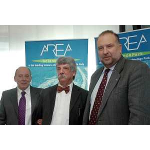 Roberto Cosolini (Assessore regionale al lavoro, formazione, università e ricerca) con Giancarlo Michellone (Presidente in pectore di AREA Science Park) e Kennet Goldman (Rappresentante del MIT) ritratti in occasione della sottoscrizione dell'accordo tra AREA Science Park e Massachusetts Institute of Technology (MIT) di Boston. (Trieste 12/12/06)