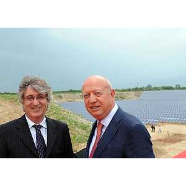 Renzo Tondo (Presidente Friuli Venezia Giulia) e Alessandro Calligaris (Presidente Confindustria FVG) all'inaugurazione dell'impianto fotovoltaico costruito in una ex cava di ghiaia. (Casanuova di Premariacco 27/05/11)