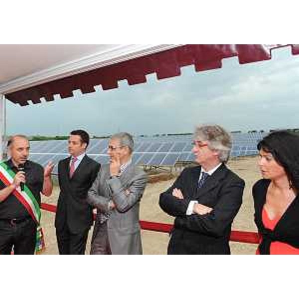 Rocco Ieracitano (Sindaco Premariacco), Adriano Luci (Presidente Confindustria UD), Renzo Tondo (Presidente Friuli Venezia Giulia) e Raffaella Midolini (Imprenditrice) all'inaugurazione dell'impianto fotovoltaico costruito in una ex cava di ghiaia. (Casanuova di Premariacco 27/05/11)