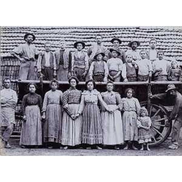 Gruppo di emigranti stagionali nella fornace di mattoni dove lavoravano, in Germania all'inizio del XX secolo, fotografati da Giovanni D'Aita (1875-1967) - AMMER (Archivio Multimediale della Memoria dell'Emigrazione Regionale) 