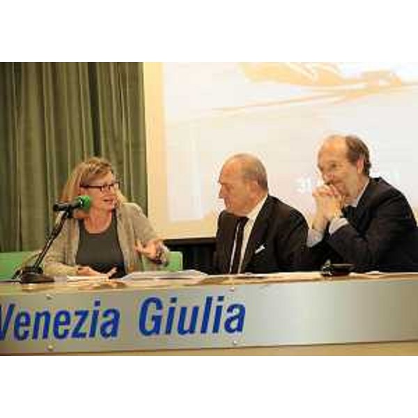 Sandra Savino (Assessore regionale Finanze), Sergio Dressi (Presidente Aeroporto FVG) e Riccardo Riccardi (Assessore regionale Viabilità e Trasporti) nel corso della conferenza stampa sulla realizzazione del Polo intermodale di Ronchi dei Legionari. (Ronchi dei Legionari 31/05/11)