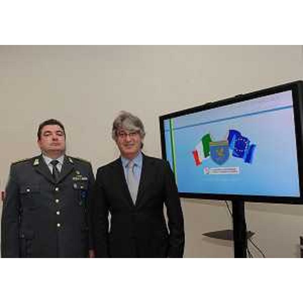 Pier Luigi Mancuso (Comandante provinciale Fiamme Gialle TS) e Renzo Tondo (Presidente Friuli Venezia Giulia) nella sede della Regione. (Trieste 01/06/11)