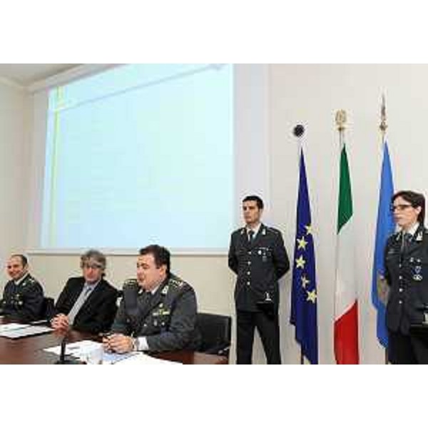 Conferenza stampa con Renzo Tondo (Presidente Friuli Venezia Giulia) e Pier Luigi Mancuso (Comandante provinciale Fiamme Gialle TS) nella sede della Regione. (Trieste 01/06/11)