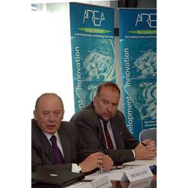 Roberto Cosolini (Assessore regionale al lavoro, formazione, università e ricerca) con Giancarlo Michellone (Presidente in pectore di AREA Science Park) ritratti in occasione della sottoscrizione dell'accordo tra AREA Science Park e Massachusetts Institute of Technology (MIT) di Boston. (Trieste 12/12/06)