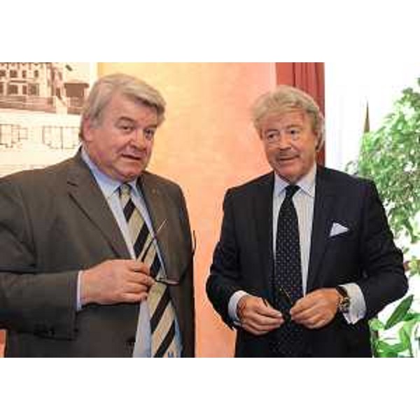 Elio De Anna (Assessore regionale Cultura) con Antonio Paoletti (Presidente CCIAA Trieste) nominato nel Comitato scientifico della Candidatura di Venezia e il Nordest a Capitale della Cultura Europea 2019. (Trieste 01/06/11)