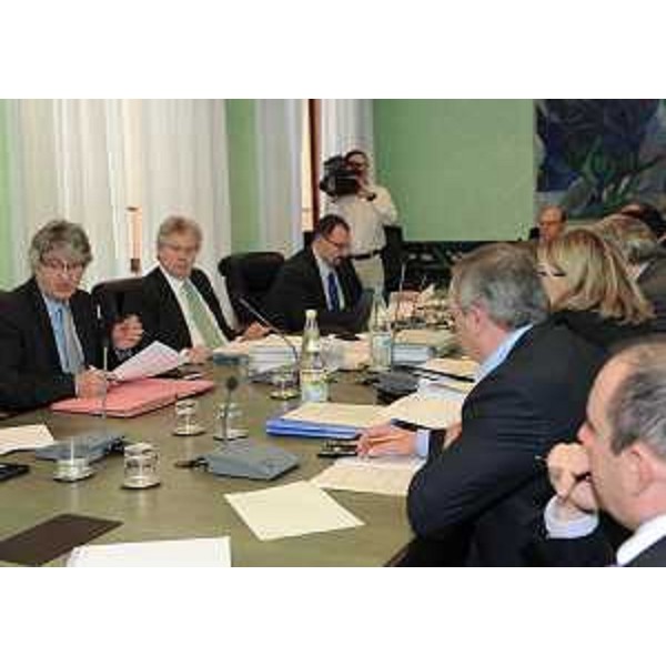 Renzo Tondo (Presidente Friuli Venezia Giulia) presiede la riunione della Giunta regionale. (Trieste 01/06/11)