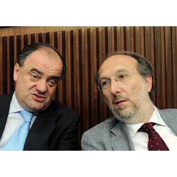 Roberto Molinaro (Assessore regionale Istruzione, Università, Ricerca, Famiglia, Associazionismo e Cooperazione) e Riccardo Riccardi (Assessore regionale Infrastrutture, Mobilità, Pianificazione territoriale e Lavori pubblici) nel corso del question time in Consiglio regionale. (Trieste 01/06/11)