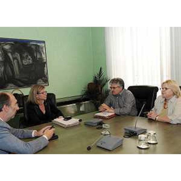 Riccardo Riccardi (Assessore regionale Infrastrutture, Mobilità, Pianificazione territoriale e Lavori pubblici) e Sandra Savino (Assessore regionale Finanze, Patrimonio e Programmazione) incontrano i rappresentanti dell'Associazione "Genitori Separati Insieme per i Figli (GeSIF)". (Trieste 01/06/11)