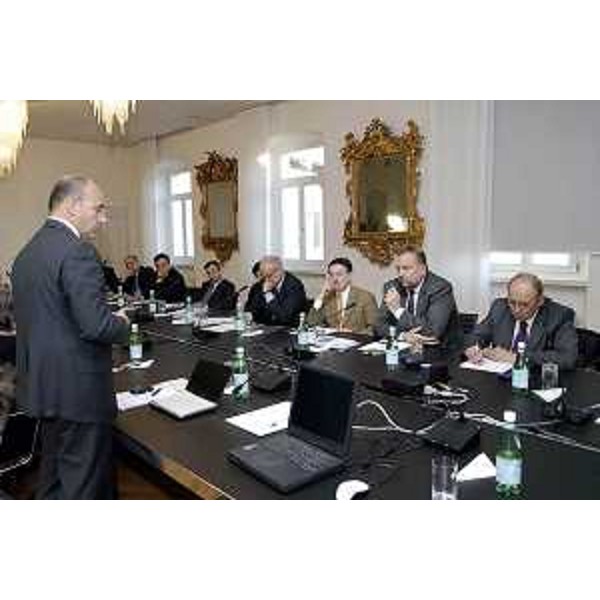 Roberto Cosolini (Assessore regionale al lavoro, formazione, università e ricerca) con Giancarlo Michellone (Presidente di AREA Science Park) e Gianluca Salvatori (Assessore alla Ricerca di Trento) durante l'incontro tra assessori alla ricerca del Triveneto sulle politiche della ricerca . (San Michele all'Adige 13/12/06)