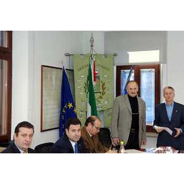 Riccardo Illy (Presidente Regione Friuli Venezia Giulia) con Paolo Iussa (Sindaco di Enemonzo) durante la seduta della Giunta Regionale a Enemonzo. (Enemonzo 15/12/06)