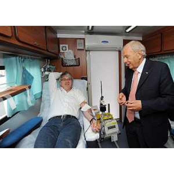 Renzo Tondo (Presidente Friuli Venezia Giulia) dona sangue nel corso della prima Donazione di Sangue transfrontaliera; accanto a lui, Ettore Romoli (Sindaco Gorizia). (Gorizia 11/06/11)