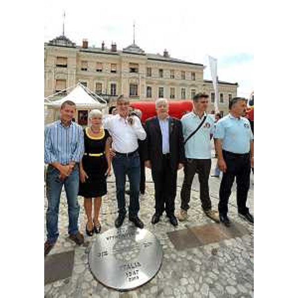 Renzo Tondo (Presidente Friuli Venezia Giulia) e Silvana Romano (Assessore Politiche sanitarie Comune Gorizia) alla manifestazione per la prima Donazione di Sangue transfrontaliera nella piazza della Transalpina. (Gorizia 11/06/11)