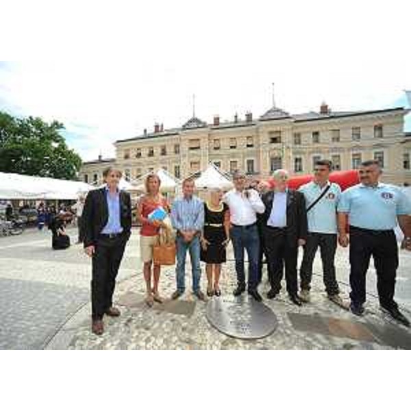 Renzo Tondo (Presidente Friuli Venezia Giulia) alla manifestazione per la prima Donazione di Sangue transfrontaliera nella piazza della Transalpina. (Gorizia 11/06/11)