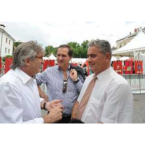Renzo Tondo (Presidente Friuli Venezia Giulia) con Roberto Menia e Carlo Monai (Deputati) alla manifestazione per la prima Donazione di Sangue transfrontaliera nella piazza della Transalpina. (Gorizia 11/06/11)