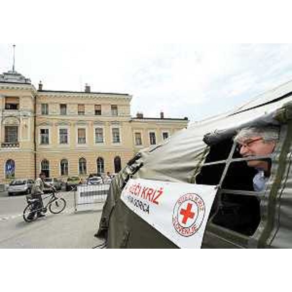 Renzo Tondo (Presidente Friuli Venezia Giulia) alla manifestazione per la prima Donazione di Sangue transfrontaliera nella piazza della Transalpina. (Gorizia 11/06/11)