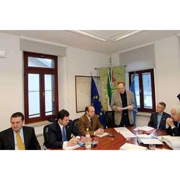 Riccardo Illy (Presidente Regione Friuli Venezia Giulia) e gli assesori con Paolo Iussa (Sindaco di Enemonzo) durante la seduta della Giunta Regionale a Enemonzo. (Enemonzo 15/12/06)