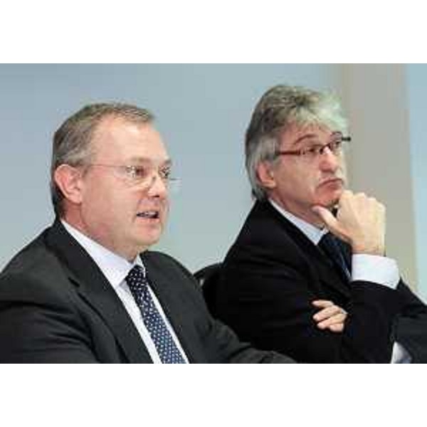 Andrea Garlatti (Assessore regionale Funzione pubblica, Autonomie locali e Coordinamento Riforme) e Renzo Tondo (Presidente Friuli Venezia Giulia) in conferenza stampa sul ddl "Disciplina del sistema informativo integrato regionale", appena approvato dalla Giunta regionale. (Udine 13/06/11)