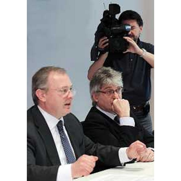 Andrea Garlatti (Assessore regionale Funzione pubblica, Autonomie locali e Coordinamento Riforme) e Renzo Tondo (Presidente Friuli Venezia Giulia) in conferenza stampa sul ddl "Disciplina del sistema informativo integrato regionale", appena approvato dalla Giunta regionale. (Udine 13/06/11)