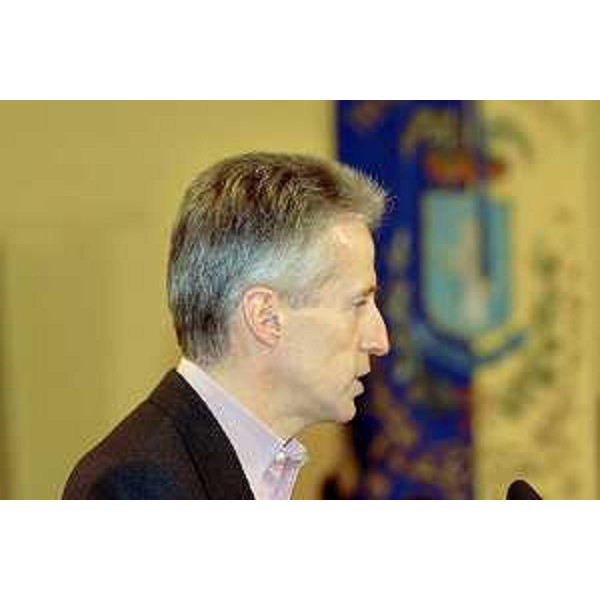 Riccardo Illy (Presidente Regione Friuli Venezia Giulia) ritratto di profilo mentre parla (25/02/2005)