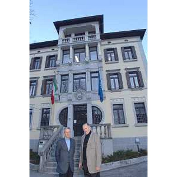 Riccardo Illy (Presidente Regione Friuli Venezia Giulia) con Paolo Iussa (Sindaco di Enemonzo) ritratti in occasione della seduta della Giunta Regionale a Enemonzo. (Enemonzo 15/12/06)