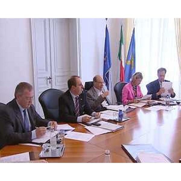 Gli assessori regionali Garlatti (Funzione pubblica), Violino (Risorse agricole), Kosic (Salute, Protezione sociale), Seganti (Attività produttive) e Ciriani (Ambiente, Protezione civile) durante la riunione della Giunta regionale, nella sede della Regione. (Trieste 17/06/11)