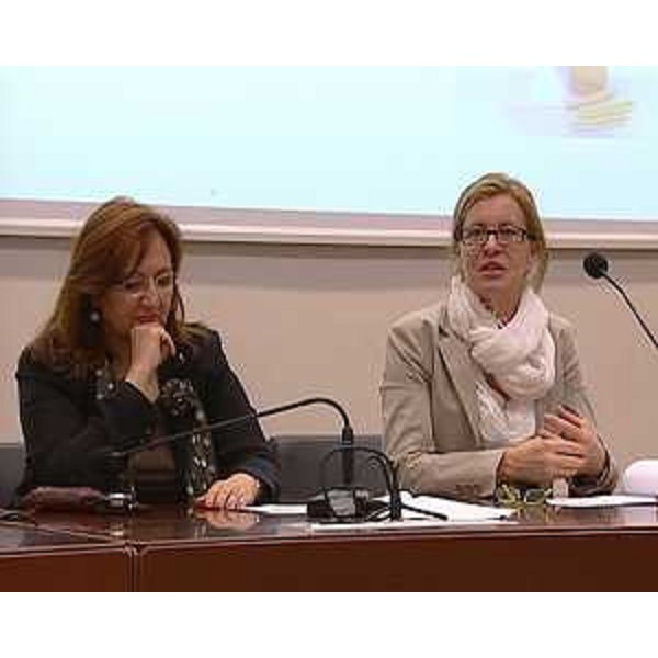 Antonella Manca (Ragioniere generale Regione) e Sandra Savino (Assessore regionale Finanze, Patrimonio, Programmazione) in conferenza stampa sull'attivazione dei contributi compensativi IRAP. (Trieste 17/06/11)