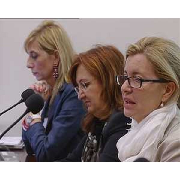 Patrizia Petullà (Direttore Servizio Tributi Regione), Antonella Manca (Ragioniere generale Regione) e Sandra Savino (Assessore regionale Finanze, Patrimonio, Programmazione) in conferenza stampa sull'attivazione dei contributi compensativi IRAP. (Trieste 17/06/11)