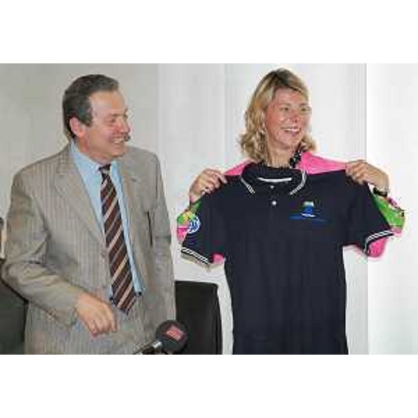 Federica Seganti (Assessore regionale Attività produttive) e Duilio Bunello (Presidente Comitato FIPAV FVG) alla presentazione dell'incontro Italia / Corea del Sud di World League di Pallavolo maschile. (Trieste 17/06/11)
