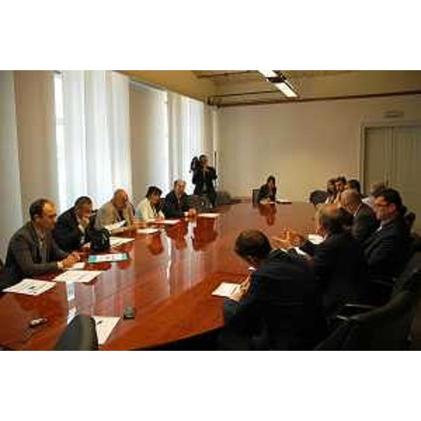 Il tavolo dell'incontro Regione/Confcommercio, presenti gli assessori regionali Angela Brandi (Commercio) e Riccardo Riccardi (Mobilità e Pianificazione territoriale) e Alberto Marchiori (Presidente Confcommercio FVG). (Trieste 17/06/11)