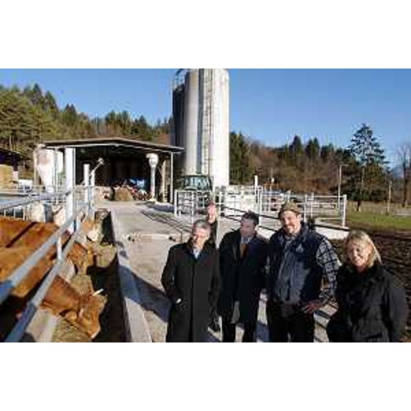 Riccardo Illy (Presidente Regione Friuli Venezia Giulia) con Enzo Marsilio (Assessore regionale alle risorse agricole, naturali, forestali e montagna) ritratti durante la visita all'azienda "Carniagricola" di Enemonzo. (Enemonzo 15/12/06)