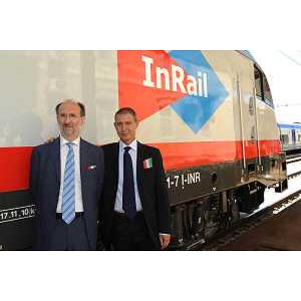 Riccardo Riccardi (Assessore Viabilità e Trasporti) insieme a Guido Porta (Presidente e ad di InRail SpA società di trasporto ferroviario) davanti al nuovo locomotore acquistato dalla InRail. (Udine, 20/06/11)