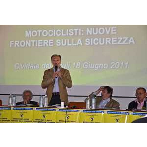 Riccardo Riccardi (Assessore Viabilità e Trasporti) durante il suo intervento al convegno "Motociclisti: ultime frontiere della sicurezz"” nell'ambito del progetto "SicuraMENTE". (Cividale, 18/06/11)