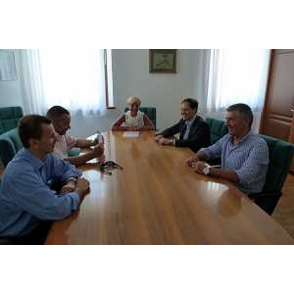 Luca Ciriani (vicepresidente Friuli Venezia Giuia), di fronte a lui Francesco Toneguzzo (Sindaco di Cordovado), Lucia Brunettin (Vicesindaco di Cordovado) e gli assessori comunali Paolo Vernier e Tarcisio Innocente, durante un incontro a Cordovado. (Cordovado, 22/06/11)
