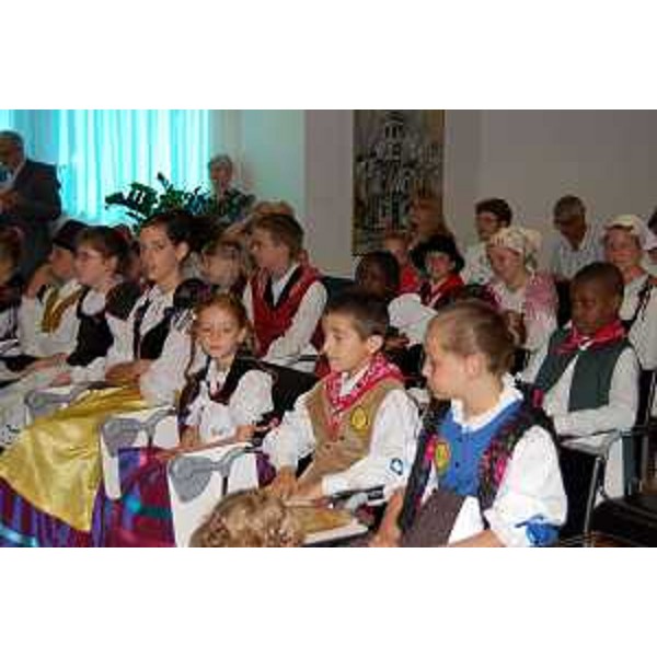 Alcuni piccoli membri di gruppi folkloristici durante la conferenza stampa. (Udine, 23/06/11)