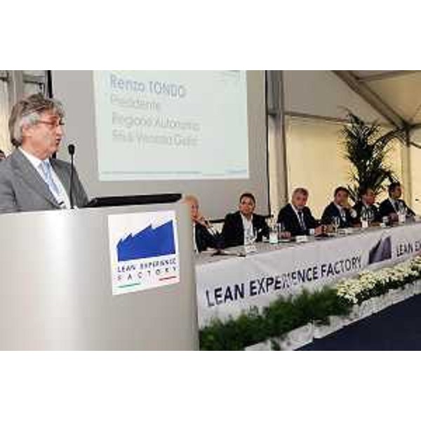Renzo Tondo (Presidente della Regione Friuli Venezia Giulia) durante il suo intervento al convegno inaugurale "Lean Experience Factory: un nuovo strumento per lo sviluppo dell'efficienza". (S.Vito al Tagliamento, 23/06/11)