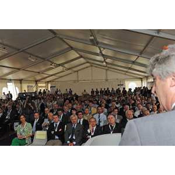 Renzo Tondo (Presidente della Regione Friuli Venezia Giulia) ed una panoramica del pubblico intervenuto al convegno inaugurale "Lean Experience Factory: un nuovo strumento per lo sviluppo dell’efficienza". (S.Vito al Tagliamento, 23/06/11)