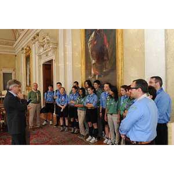 Renzo Tondo (Presidente della Regione Friuli Venezia Giulia) insieme ai giovani scouts che rappresenteranno il Friuli Venezia Giulia al raduno mondiale del prossimo luglio in Svezia. (Trieste, 24/06/11)
