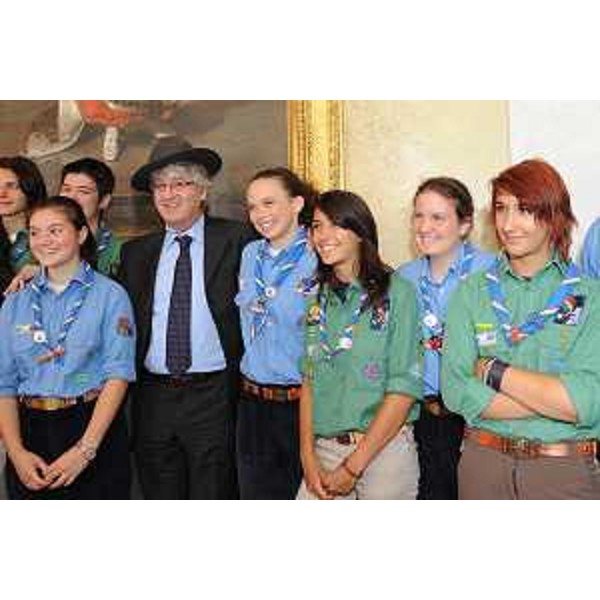 Renzo Tondo (Presidente della Regione Friuli Venezia Giulia) insieme ai giovani scouts che rappresenteranno il Friuli Venezia Giulia al raduno mondiale del prossimo luglio in Svezia. (Trieste, 24/06/11)