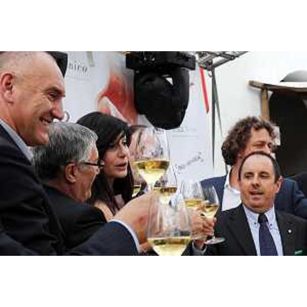 Claudio Violino (Assessore regionale alle risorse rurali, agroalimentari e forestali), Maurizio Franz (presidente Consiglio regionale Friuli Venezia Giulia) con la giornalista e conduttrice televisiva Ilaria D’Amico madrina della manifestazione, all’inaugurazione della 27ma edizione di Aria di Festa. (San Daniele del Friuli, 24/06/11)