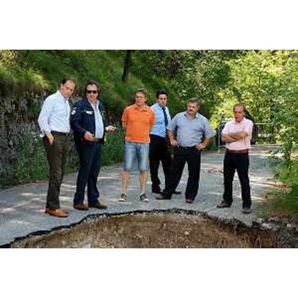 Luca Ciriani (Vicepresidente Friuli Venezia Giulia) insieme al sindaco di Tramonti di Sotto, Giampaolo Bidoli, al consigliere comunale Gabriele Mongiat ed ai tecnici della Protezione Civile durante il sopralluogo sulla strada della Clevata, in Val Tramontina. (Tramonti di Sotto, 28/06/11)